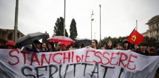 Studenti e studentesse picchiate in piazza. “Filosofia in Agorà”: sulle manifestazioni contro la scuola dei PCTO Manifestazione studenti e studentesse contro PCTO