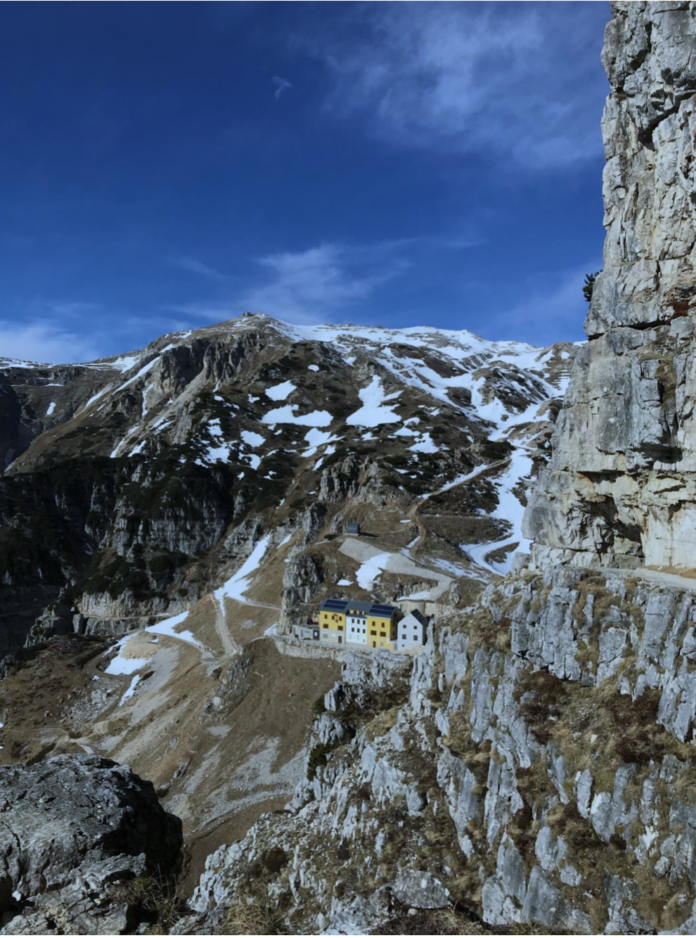 Monte Pasubio, vista sul rifugio Papa e sui... fantasmi