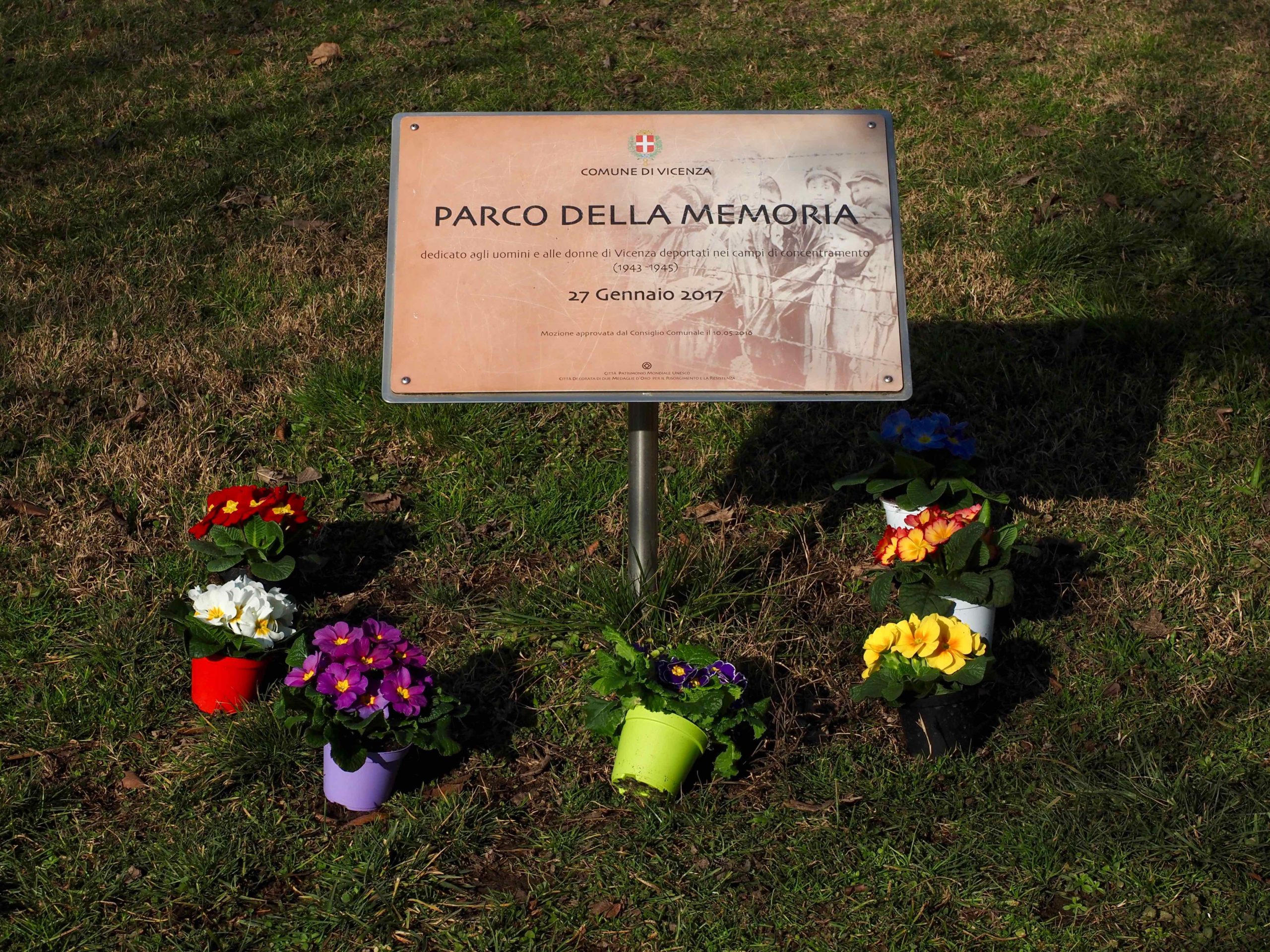 Parco della Memoria, la targa (foto di Maurizio Morelli