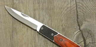 Riconosce due 15enni vicentini responsabili di rapina a Campo Marzo in suo danno e chiama 113: Polizia di Stato li segnala a Tribunale Minorenni Rapina con coltello a serramanico (foto di archivio)