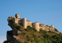 Il Castello di Roccascalegna: l’imponente maniero a strapiombo, set di fiction e leggende Roccascalegna