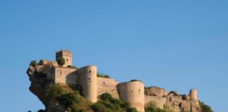 Il Castello di Roccascalegna: l’imponente maniero a strapiombo, set di fiction e leggende Roccascalegna