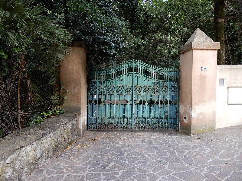 Il cancello monumentale di Villa Aguet