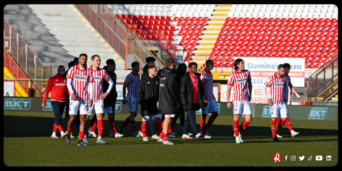 Lr Vicenza: i giocatori a centrocampo dopo il pareggio con il Cosenza (foto dal sito ufficiale dell'LR Vicenza)