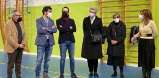 Riqualificata la palestra della scuola primaria Tiepolo di Vicenza, ass. Celebron e Tolio: conclusi lavori in tempi record Palestra della scuola primaria Tiepolo di Vicenza: Da sinistra Roberto D'Amore, Giovanni Fichera, Matteo Celebron, Cristina Tolio, Elena Munaretto, Incoronata D'Ambrosio