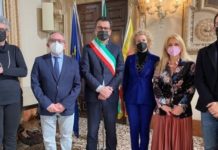 A Palazzo Trissino il benvenuto a Nicoletta Morbioli, nuovo dirigente dell’Ufficio scolastico territoriale di Vicenza Ufficio scolastico territoriale di Vicenza, nuovo dirigente: Da sinistra Tolio, Formaggio, Rucco, Morbioli, Franco, Celebron