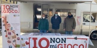 Gioco d’azzardo, assessore Silvio Giovine: in piazza Biade a Vicenza il camper della campagna “Io non mi gioco” Gioco d'azzardo: da sx Silvio Giovine e gli operatori della Fondazione San Gaetano