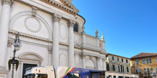 “Una vita da social”, fa tappa oggi a Bassano del Grappa in Piazza della Libertà la IX edizione della campagna educativa. una vita da social