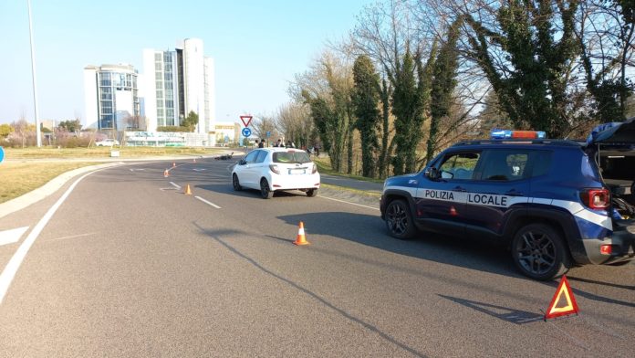 Schio, motociclo con minorenne investito da auto