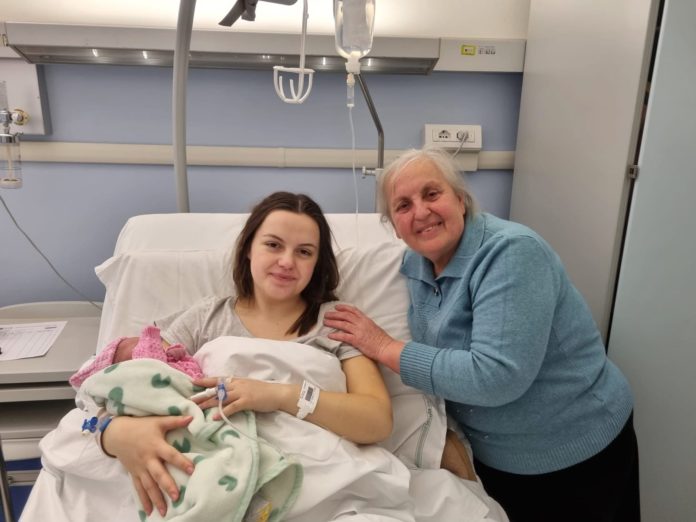 Ariana, appena nata, e la mamma ucraina rifugiata in Veneto