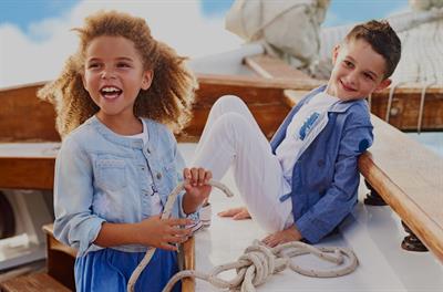 Bambini vestiti da Imap Export con capi Orinal Marines (foto pubblicitaria da sito gruppo Sace)