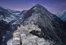 Castrovalva (Aquila), il borgo “sul cucuzzolo della montagna” che ispirò Escher Veduta aerea di Castrovalva (foto Luigi Filice)