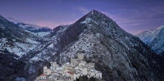 Castrovalva (Aquila), il borgo “sul cucuzzolo della montagna” che ispirò Escher Veduta aerea di Castrovalva (foto Luigi Filice)