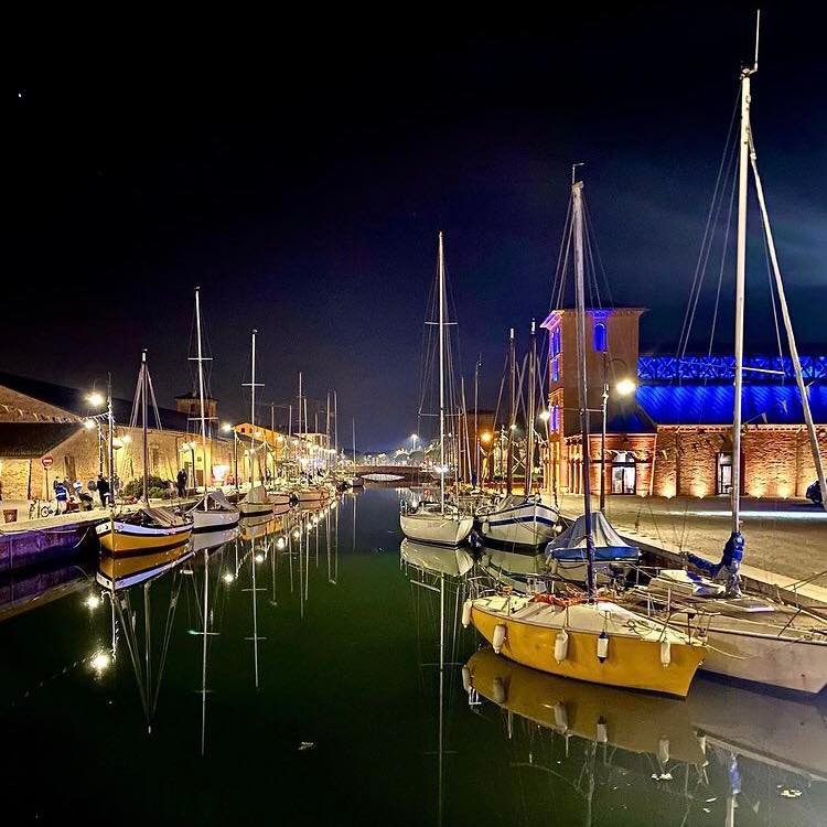 Uno scorcio di Cervia di notte