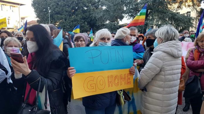 Cinzia Bottene, dirigente Anpi manifesta contro la guerra in Ucraina (foto VicenzaToday)