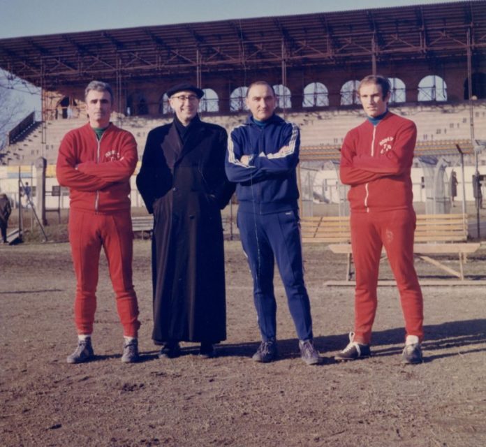 Don Mario Bisaglia con lo staff del 