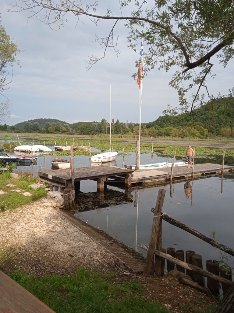 Alcune barchette presenti al lago di Fimon