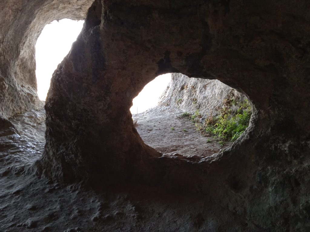 Colli Berici: le grotte-covoli viste dall'interno presso l'Eremo di San Donato