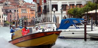 A Venezia bimbo nasce in idroambulanza. Zaia: “benvenuto a Dante, bravi i sanitari, organizzazione eccellente” Idroambulanza sul Canal Grande a Venezia (da Wikipedia)