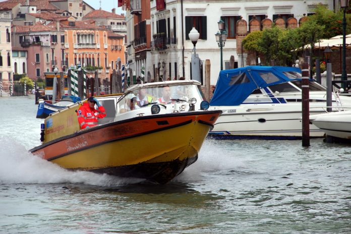 Idroambulanza sul Canal Grande a Venezia (da Wikipedia)