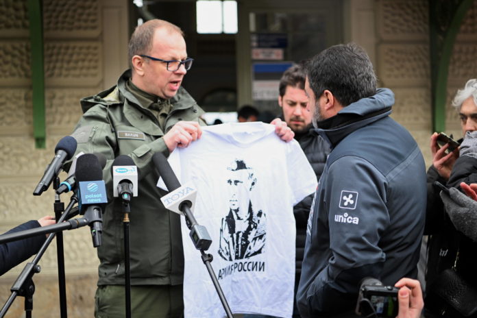 Il sindaco di Przemysl con Matteo Salvini e la maglietta pro Putin che indossò a Mosca.jpg