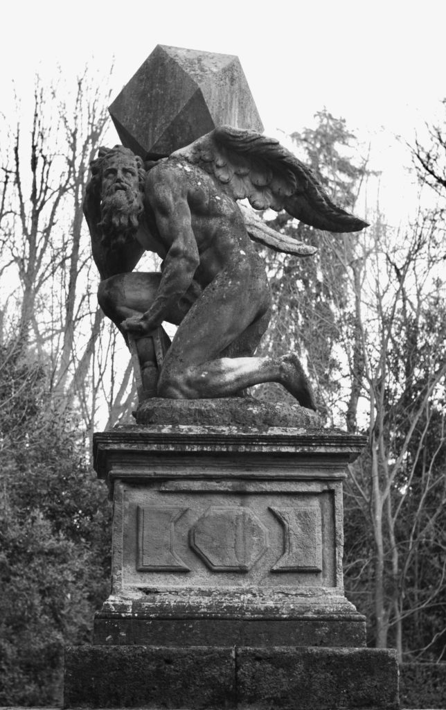 La statua del Tempo, con un dodecaedro sulle spalle, nei giardini di Villa Barbarigo (foto di Luigi Jodice)