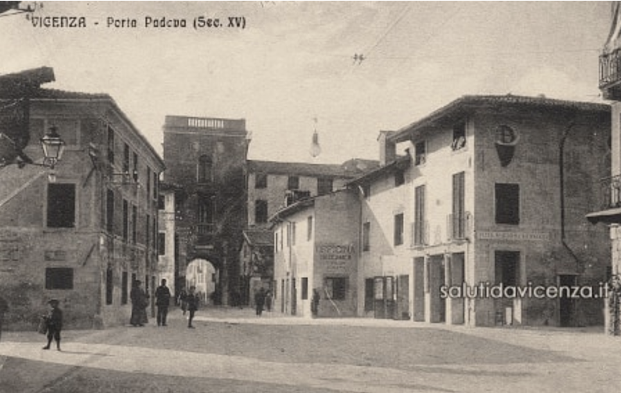 L'antica porta medioevale lungo Corso Padova in una cartolina antecedente il 1910 (da salutidavicenza.it)