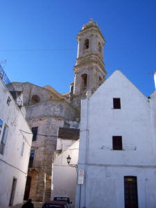 Locorotondo, centro storico con campanile della Chiesa madre