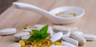 Nutrition Center: il multistore di integratori sportivi punta sulla Nutraceutica Nutrition Center, vitamine compresse su foglia verde concetto nutraceutici