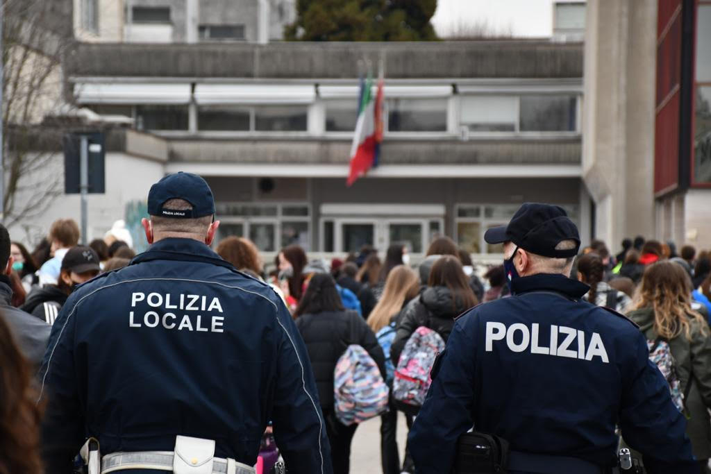 Questore di Vicenza Sartori e controlli fuori dalle scuole