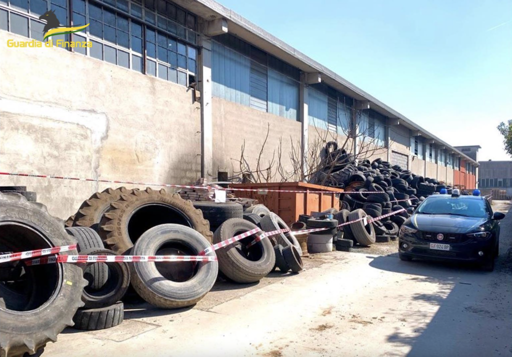 Rifiuti speciali, GdF sequestra tonnellate di pneumatici abbandonati