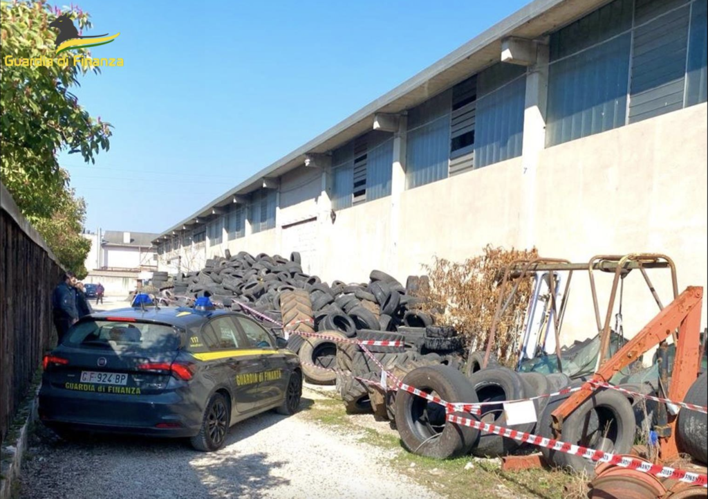 Rifiuti speciali a Montebello, GdF di Vicenza sequestra 53 tonnellate di pneumatici abbandonati