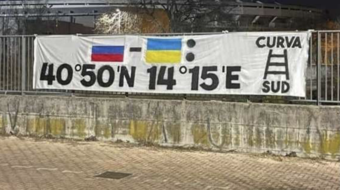 Striscione choc al Bentegodi di Verona: Russia, Ucraina e le coordinate di Napoli da... bombardare