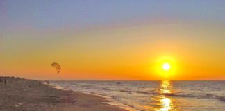 Voglia di mare o di lago? In Puglia non devi scegliere: la spiaggia di Torre Mileto con il Lago di Lesina e il Lago di Varano Sunset @Torre Mileto, ph. Simona Servillo