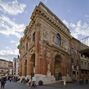 La facciata del palazzo del Capitaniato su contrà del Monte