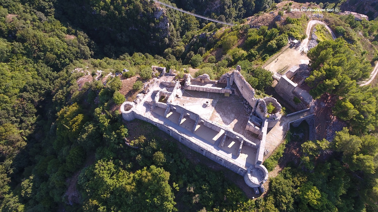 Il castello medievale e il ponte tibetano di Laviano dall'alto