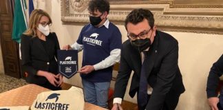 A Vicenza da Paolo Monesi il riconoscimento Ente Plastic Free: i commenti del sindaco Rucco e dell’assessore Siotto Plastic Free Odv onlus consegna riconoscimento a Rucco e Siotto per città di Vicenza