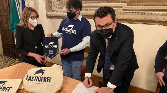 Plastic Free Odv onlus consegna riconoscimento a Rucco e Siotto per città di Vicenza