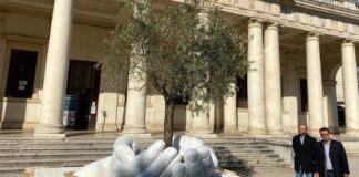 “Give” di Lorenzo Quinn. sindaco Francesco Rucco e Silvio Giovine: onorati di ospitare la sua opera in piazza Matteotti a Vicenza Lorenzo Quinn e "Give", Il sindaco Rucco e l'assessore Giovine accanto all'opera