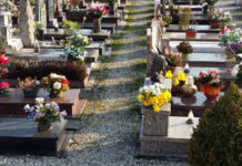 Cimitero di Vicenza, su tombe carte da poker, pupazzi e mini bici. Comune a familiari defunti: “Portate via tutto o dovremo farlo noi” Uno dei cimiteri suburbani di Vicenza