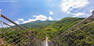 Il ponte tibetano di Laviano (Salerno): volare con i piedi per terra Il ponte tibetano di Laviano. Ph. Roberto Pellecchia.