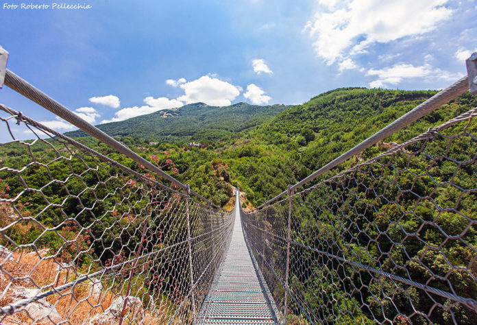 Il ponte tibetano di Laviano. Ph. Roberto Pellecchia.