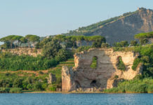 Pozzuoli: il Tempio di Apollo, a guardia eterna dell’Averno Il tempio di Apollo sulle rive dell'Averno (Pozzuoli)