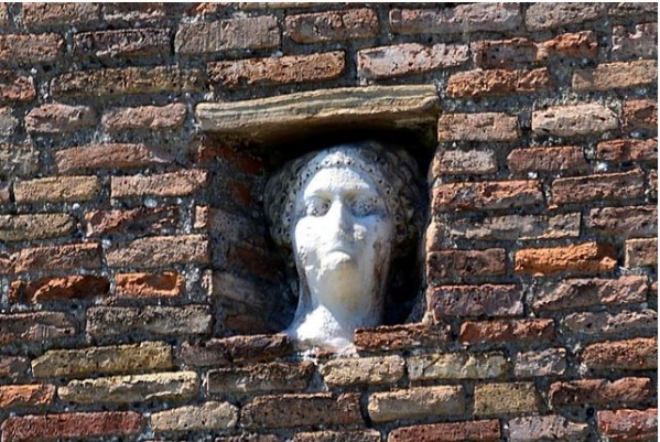 La testa di donna della Torre Caetani in dettaglio. Ph: Saints Tour Roma.