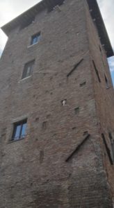 Torre Caetani e la testa di donna; prospettiva. Ph: Anna Maria Ciarlariello.