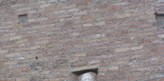 Quella testa di donna incastonata nelle mura di Torre Caetani, sull’Isola Tiberina a Roma La testa di donna fra le mura di Torre Caetani, sull'Isola Tiberina. Fonte: Aletes Onlus.