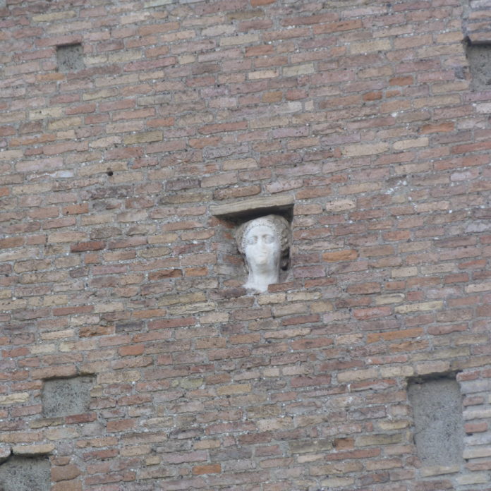 La testa di donna fra le mura di Torre Caetani, sull'Isola Tiberina. Fonte: Aletes Onlus.