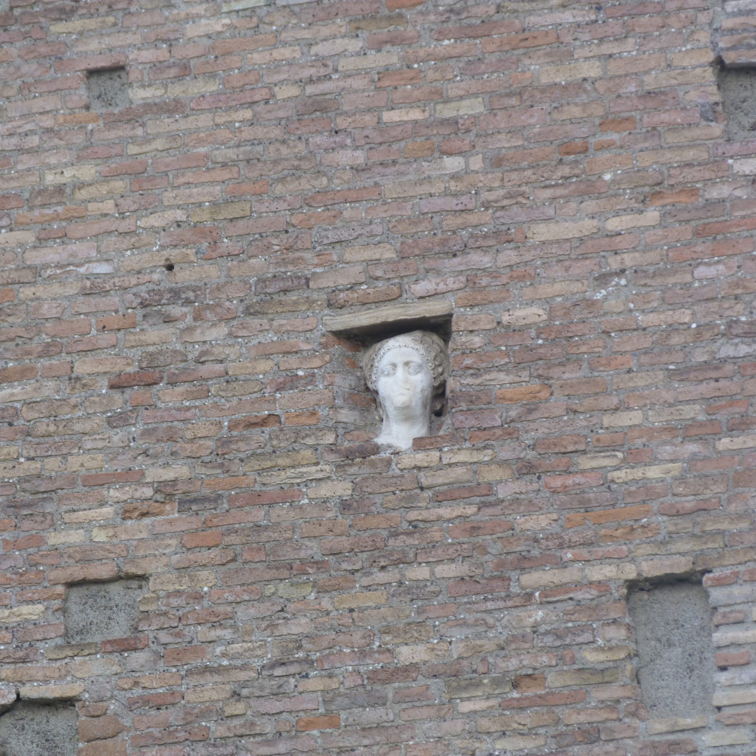 La testa di donna fra le mura di Torre Caetani, sull'Isola Tiberina. Fonte: Aletes Onlus.