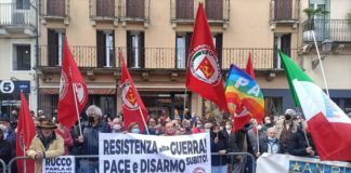 25 aprile, Rifondazione Comunista Federazione di Vicenza solidale con l’ANPI sventola bandiera palestinese di fronte a quella ucraina 25 aprile, Rifondazione Comunista Federazione di Vicenza solidale con l'ANPI