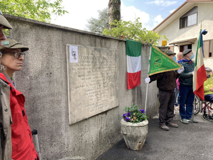 25 aprile, celebrazione a Campedello davanti la lapide che ricorda Torquato Fraccon (riconosciuto tra i Giusti delle Nazioni) ed il figlio Franco